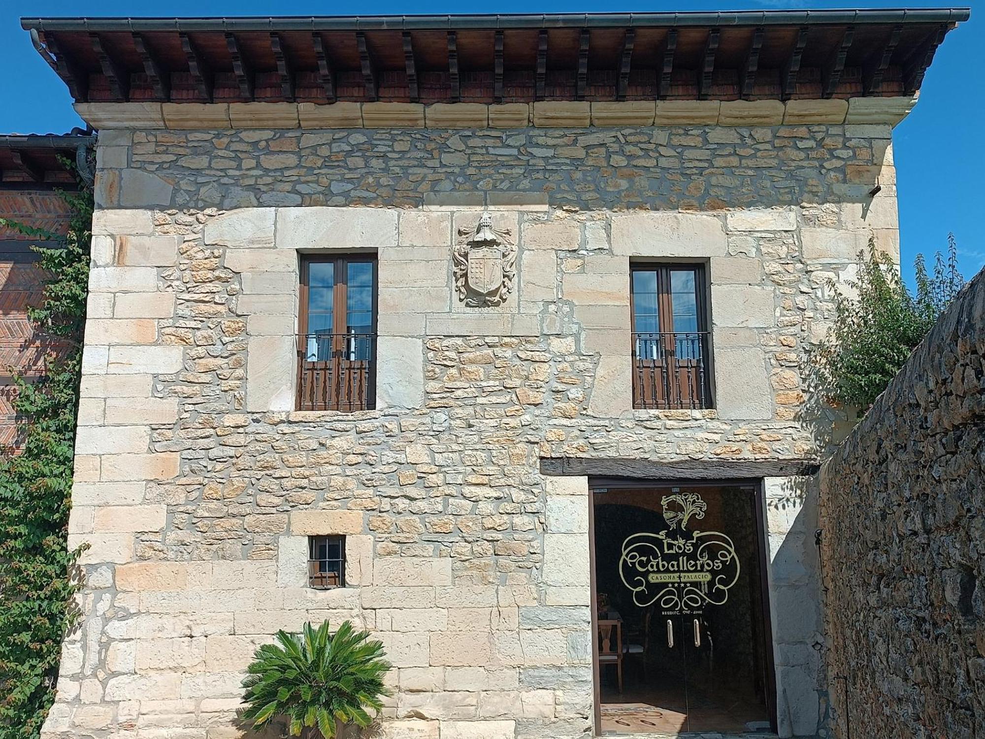 Hotel Casona Los Caballeros Santillana del Mar Bagian luar foto