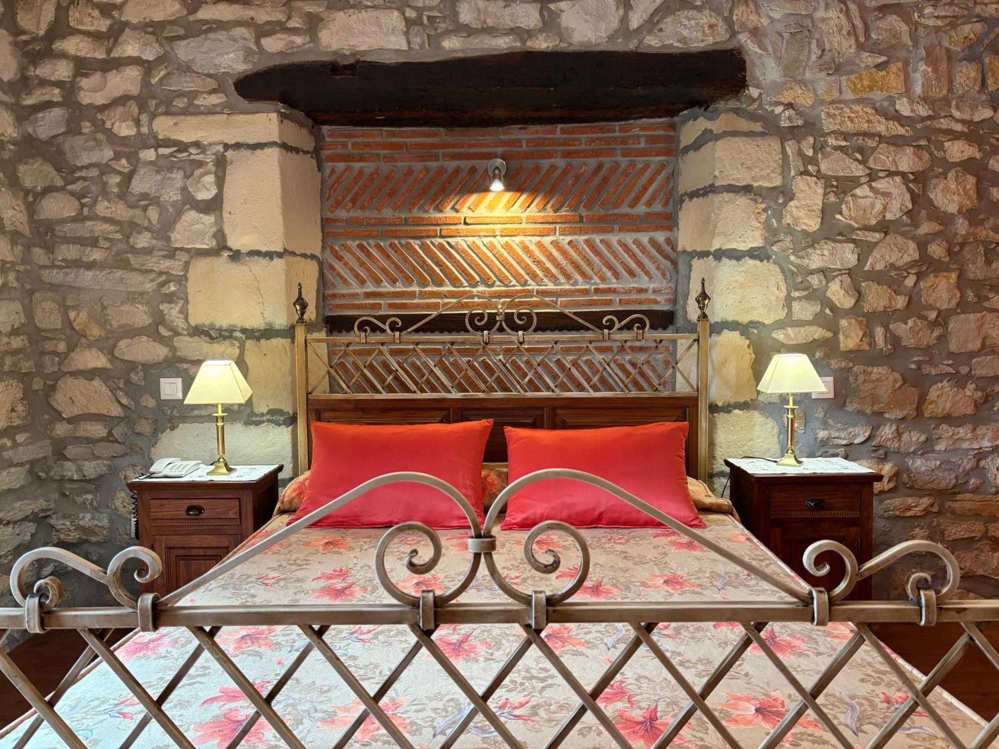 Hotel Casona Los Caballeros Santillana del Mar Bagian luar foto