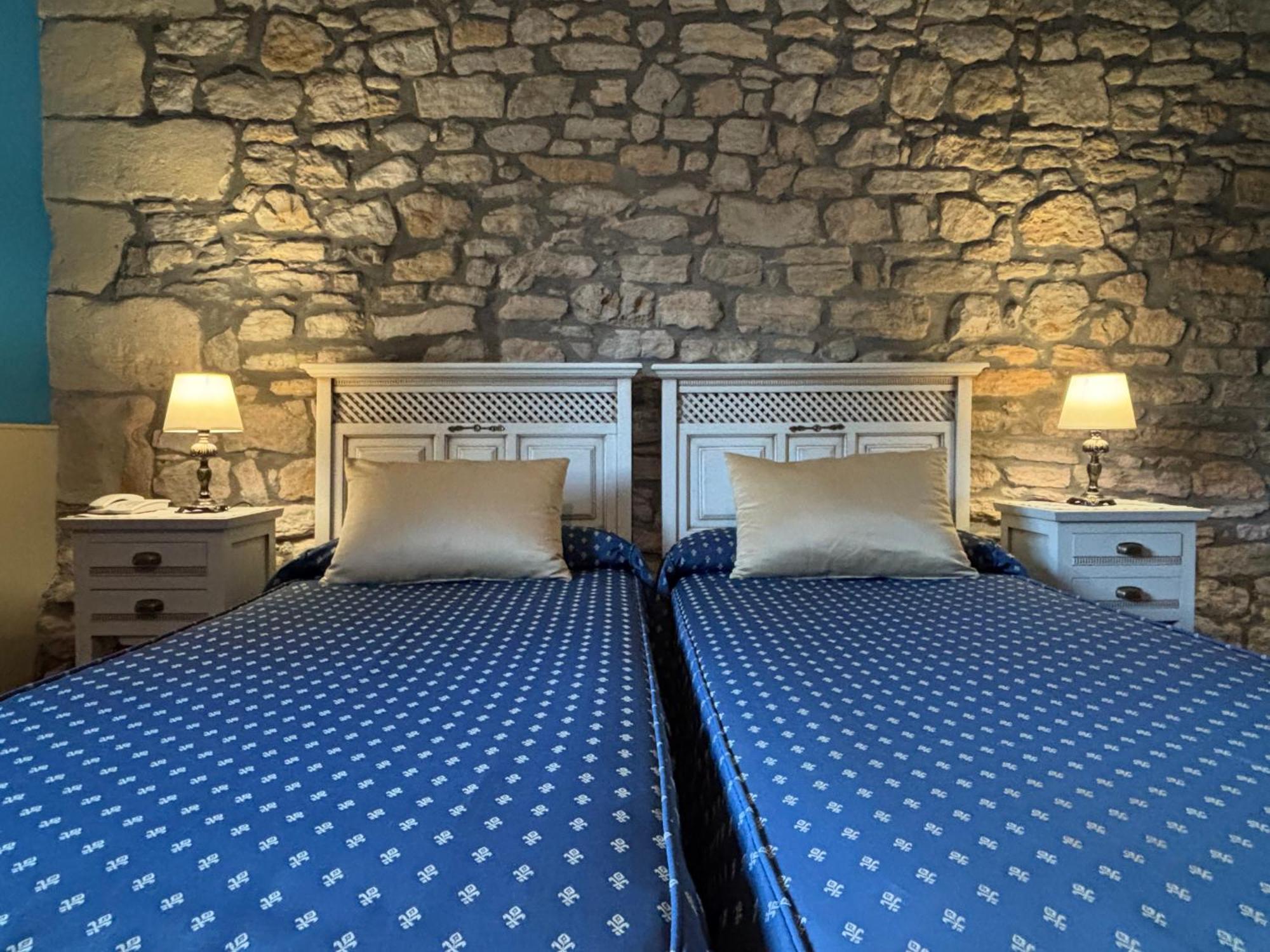 Hotel Casona Los Caballeros Santillana del Mar Bagian luar foto