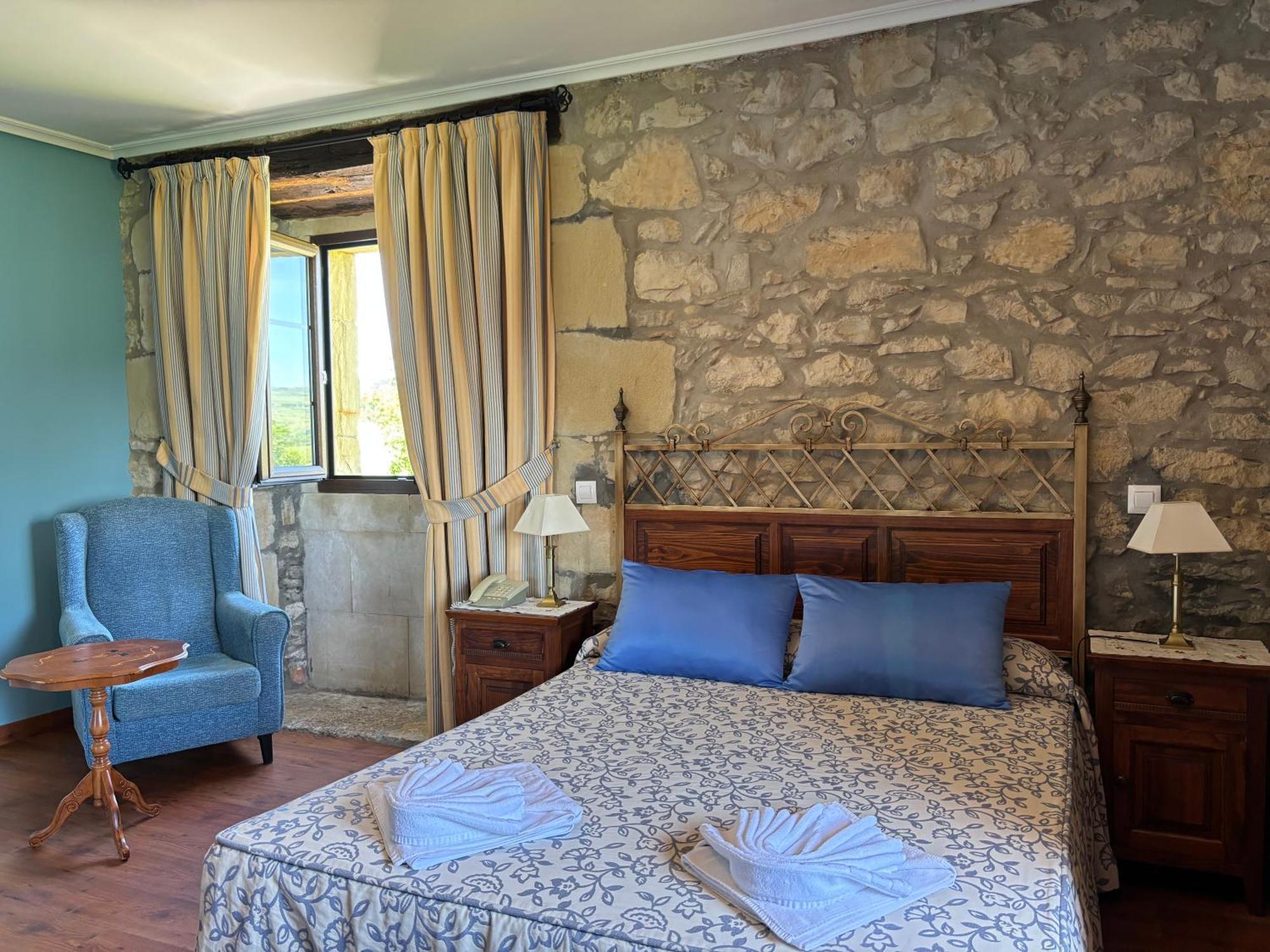 Hotel Casona Los Caballeros Santillana del Mar Bagian luar foto
