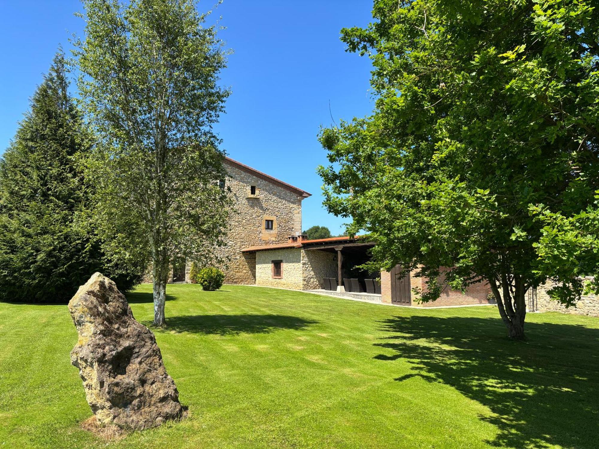 Hotel Casona Los Caballeros Santillana del Mar Bagian luar foto